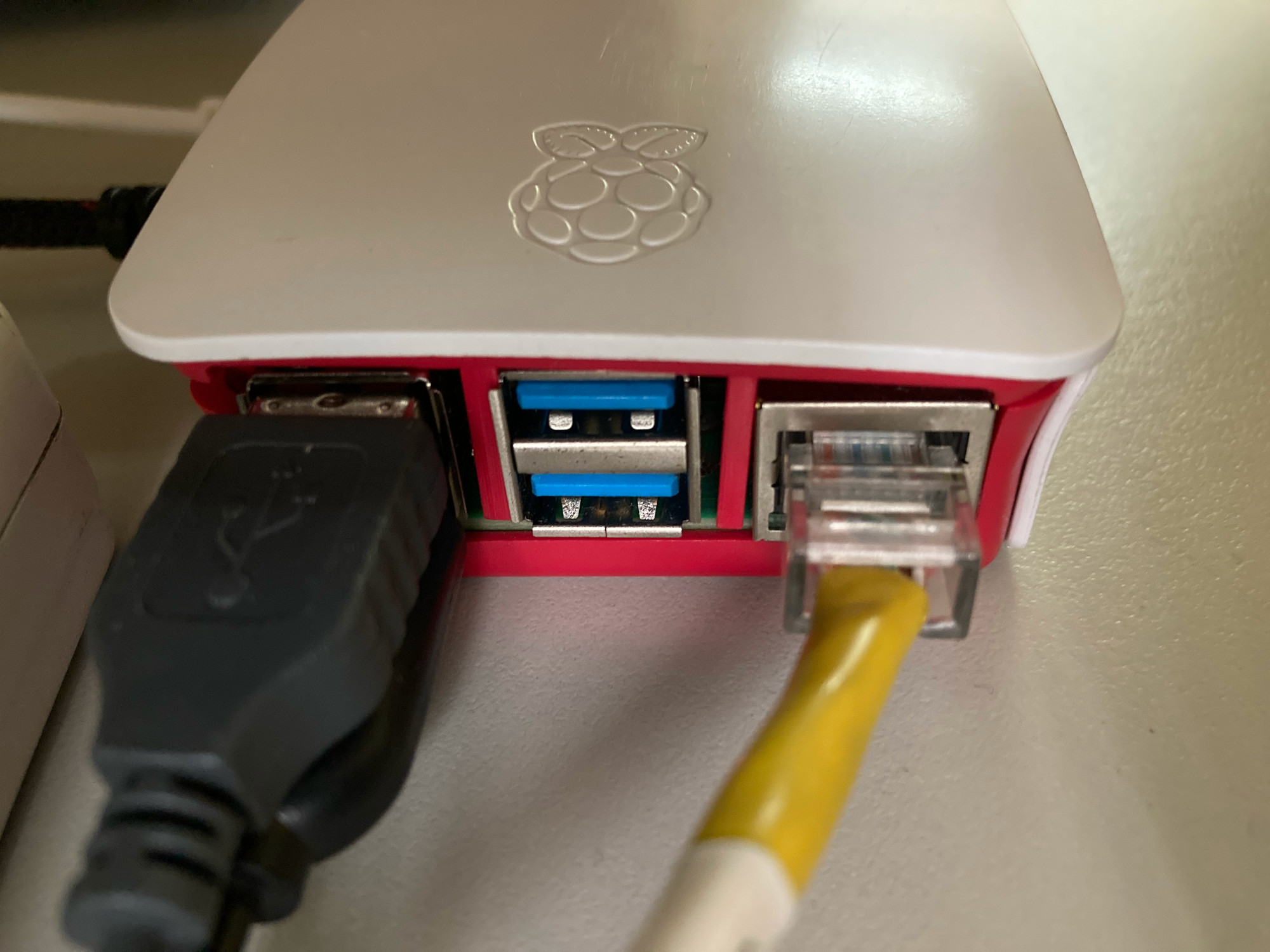 Cables de Mouse, Teclado y Ethernet conectados a una Raspberry Pi
